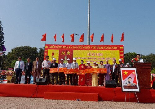 trao Quyết định và bảng tượng trưng số tiền